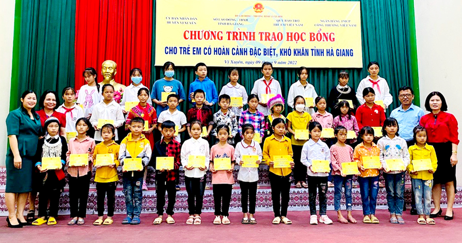 Quỹ Bảo trợ trẻ em Việt Nam phối hợp với các đơn vị của tỉnh trao học bổng cho trẻ em khó khăn huyện Vị Xuyên.