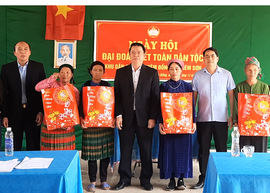 Trưởng ban Dân vận Tỉnh ủy Trần Mạnh Lợi trao quà cho hộ nghèo thôn Niêm Đồng.
