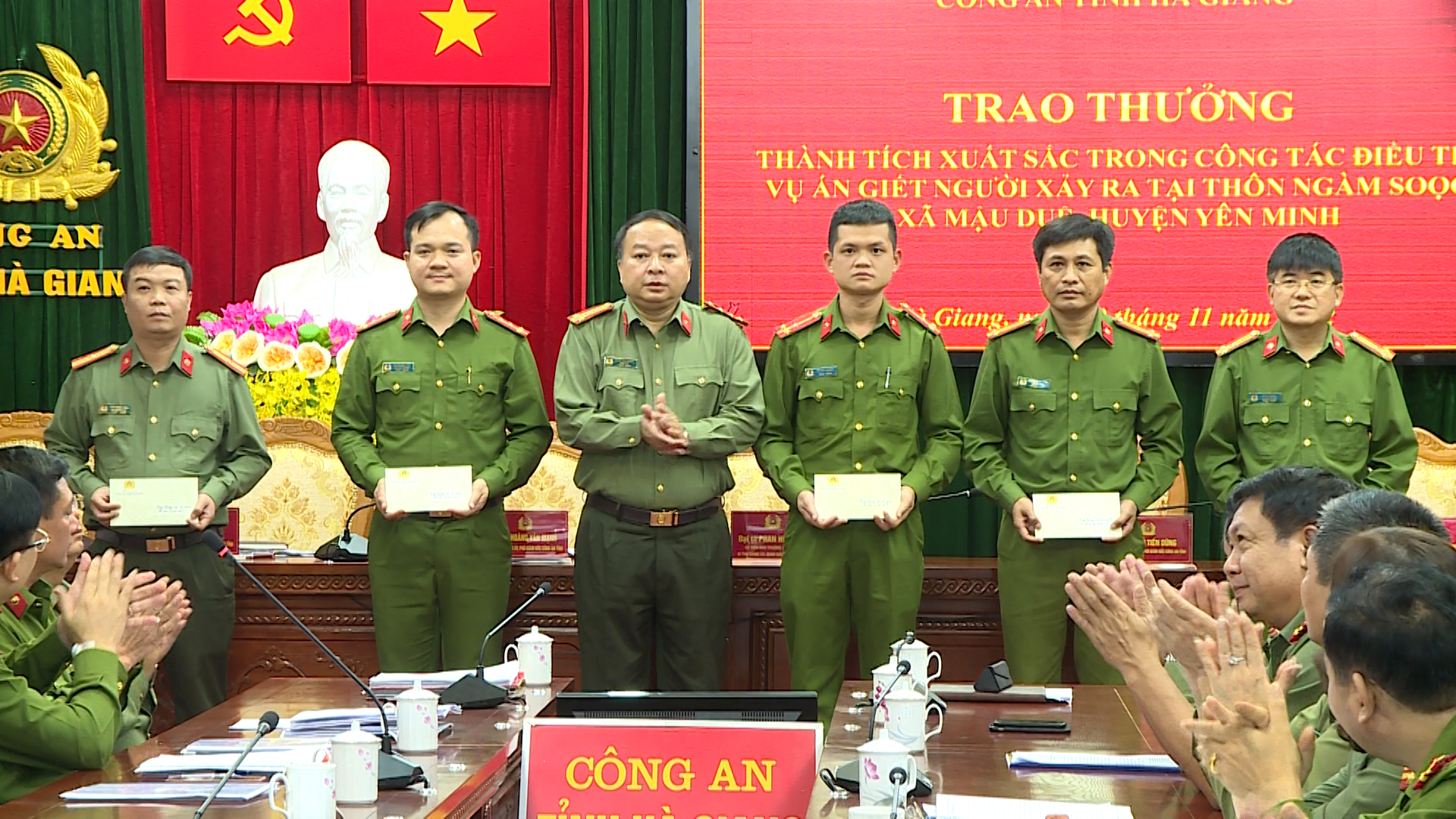 Giám đốc Công an tỉnh Phan Huy Ngọc trao thưởng cho các tập thể, cá nhân có thành tích xuất sắc.
