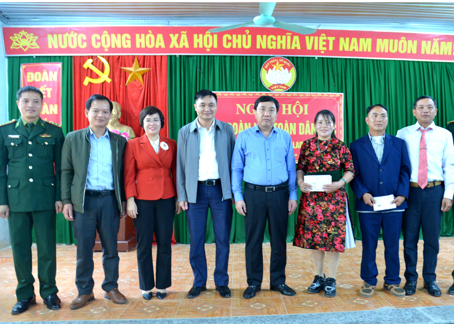 Phó Bí thư Tỉnh ủy Nguyễn Mạnh Dũng và lãnh đạo huyện Vị Xuyên tặng quà thôn Bản Phùng.

