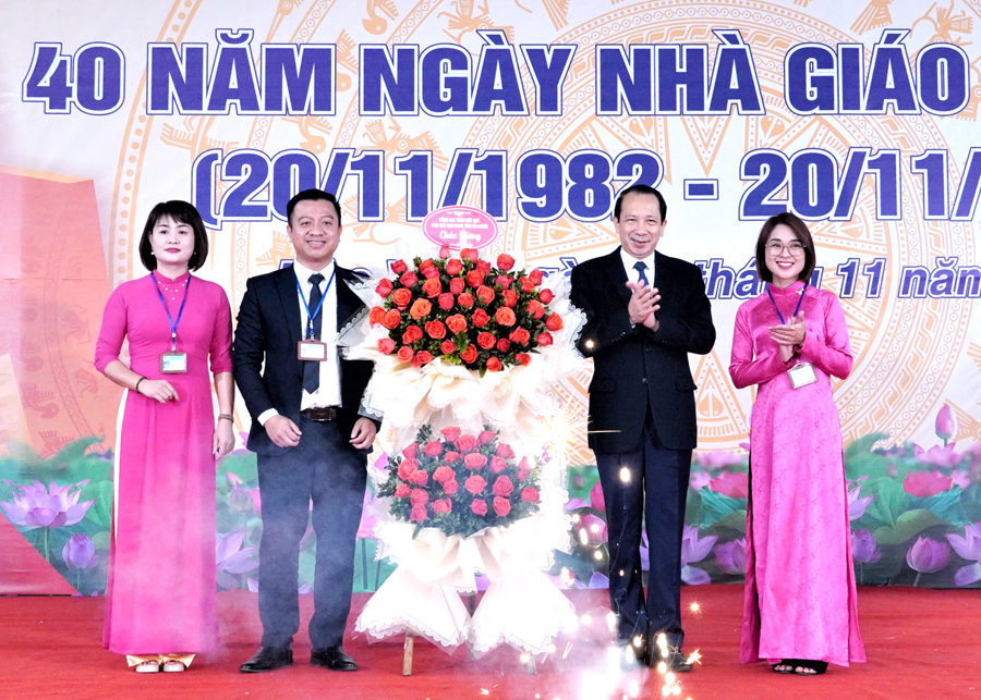Phó Chủ tịch UBND tỉnh Trần Đức Quý tặng hoa chúc mừng nhà trường.