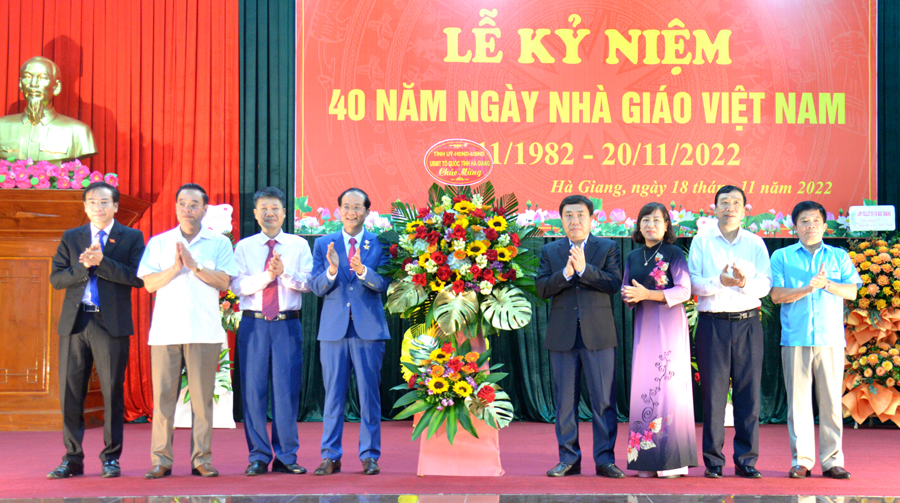 Phó Bí thư Tỉnh ủy Nguyễn Mạnh Dũng tặng hoa chúc mừng Trường Chính trị tỉnh.
