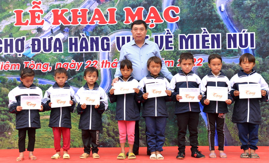 Phó Bí thư Tỉnh ủy Nguyễn Mạnh Dũng tặng quà học sinh xã Niêm Tòng có hoàn cảnh khó khăn.
