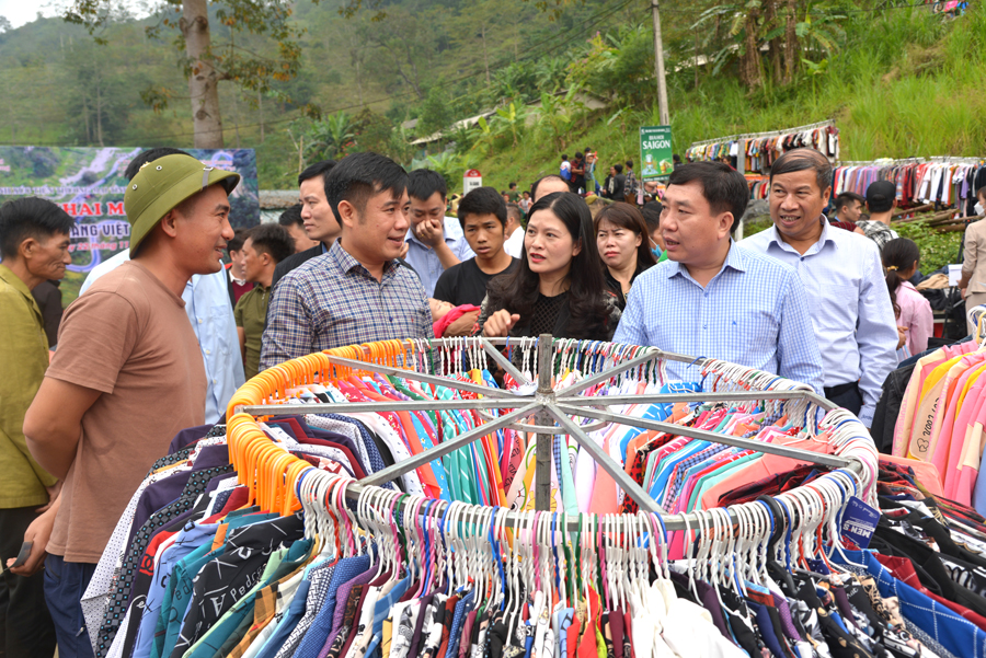 Phó Bí thư Tỉnh ủy Nguyễn Mạnh Dũng tham quan gian hàng bày bán quần áo tại phiên khai mạc.
