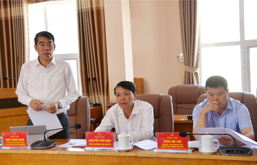 Bí thư Huyện ủy Yên Minh báo cáo kết quả 1 năm triển khai thực hiện Nghị quyết của BTV Tỉnh ủy.