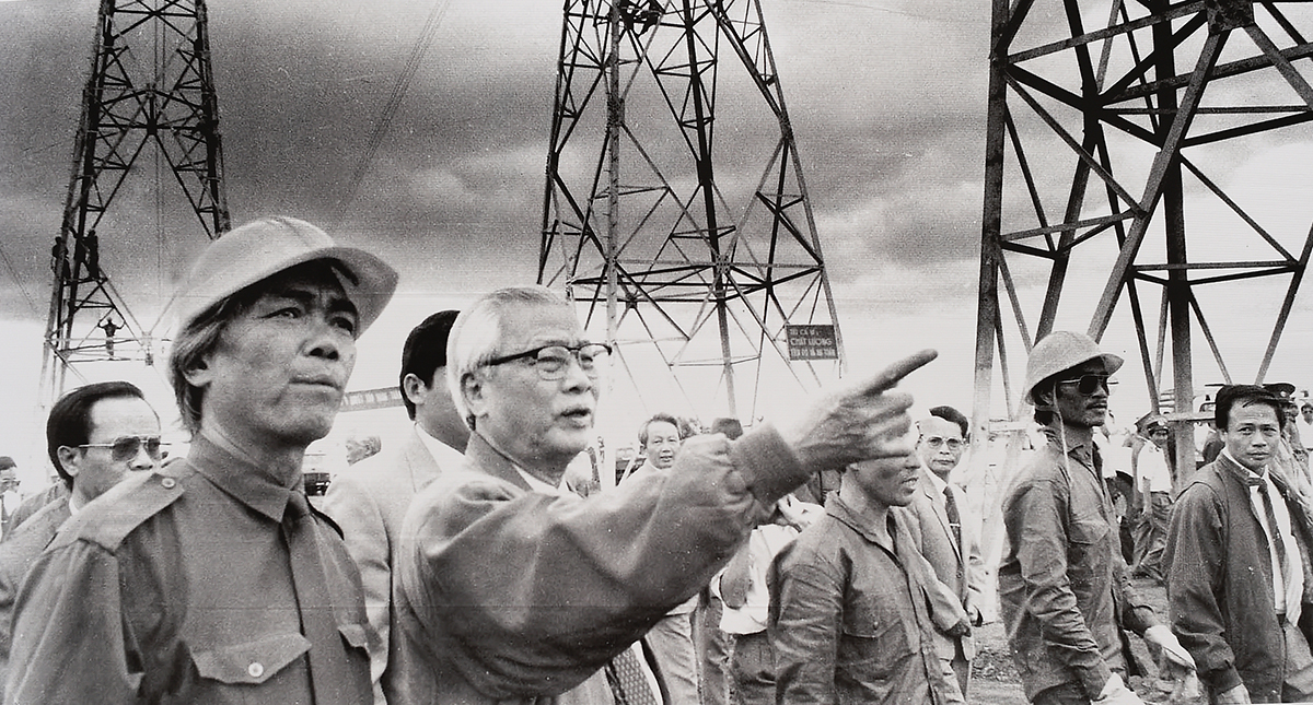 Quốc hội khóa IX (tháng 10/1992) bầu ông làm Thủ tướng từ năm 1992 đến 1997. Trong ảnh, Thủ tướng Võ Văn Kiệt ngày hoàn thành đường dây tải điện 500 kV Bắc - Nam, năm 1994. Ông là người đưa ra chủ trương thực hiện dự án này. Ảnh: Nguyễn Công Thành