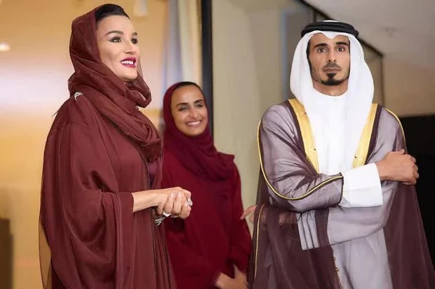 Sheikha Mozah thường chọn mua thiết kế đầm dài chấm gót trong những bộ sưu tập Haute Couture mới nhất và đắt giá nhất.