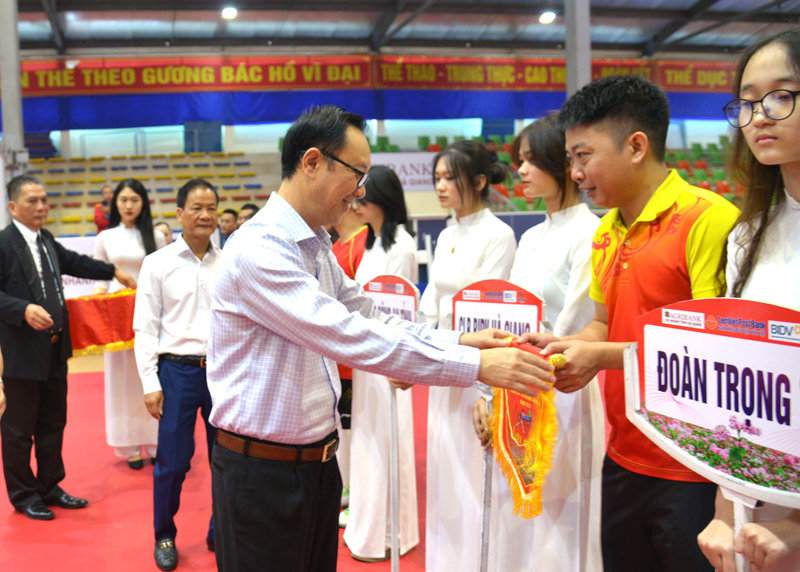 Phó Bí thư Thường trực Tỉnh ủy, Chủ tịch HĐND tỉnh Thào Hồng Sơn trao Cờ lưu niệm cho các đoàn tham dự giải.
