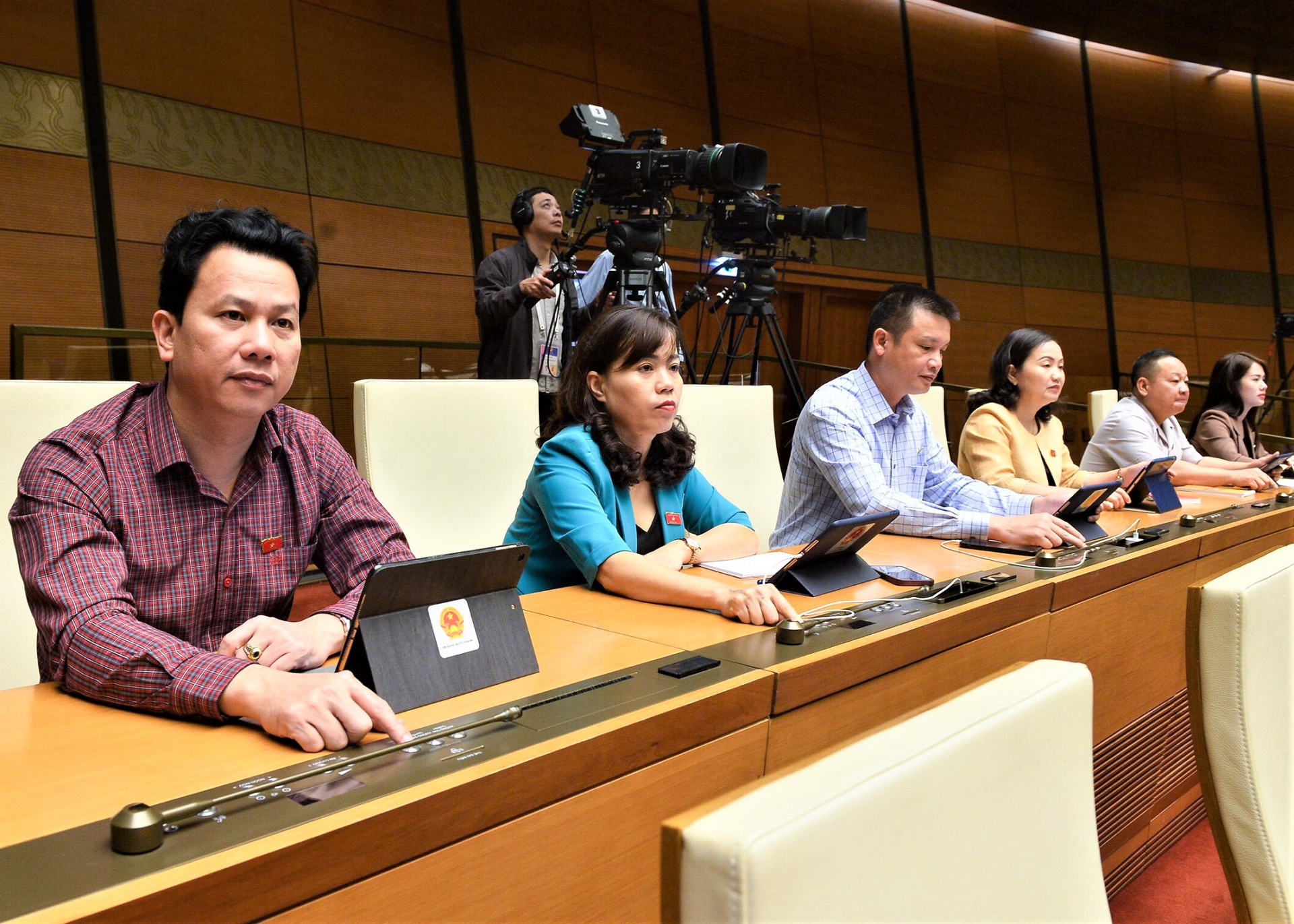 Đoàn ĐBQH tỉnh Hà Giang tại buổi thảo luận dự án Luật Thực hiện dân chủ ở cơ sở.