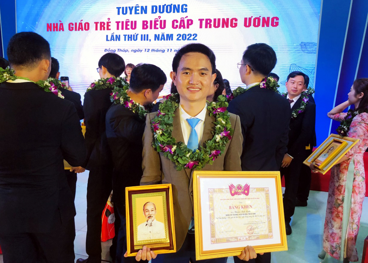 Thầy Linh được nhận giải “Nhà giáo trẻ tiêu biểu” cấp Trung ương lần thứ III năm 2022. Ảnh: CTV