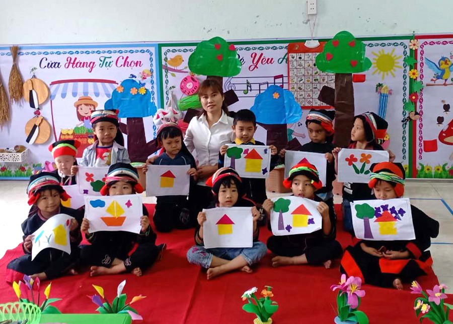 Cô giáo Nguyễn Thị Thu Hường bên học sinh ở điểm trường biên giới.