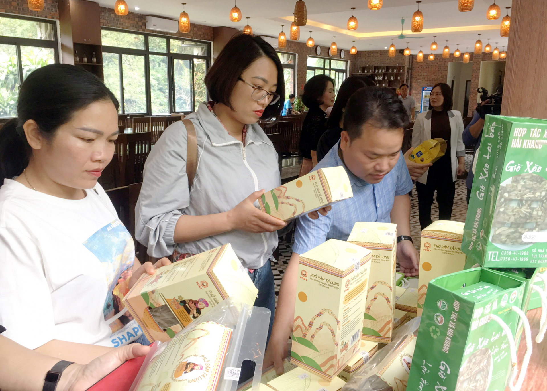 Khách hàng tham quan và mua sản phẩm OCOP tại điểm trưng bày, giới thiệu sản phẩm OCOP xã Thuận Hòa, huyện Vị Xuyên