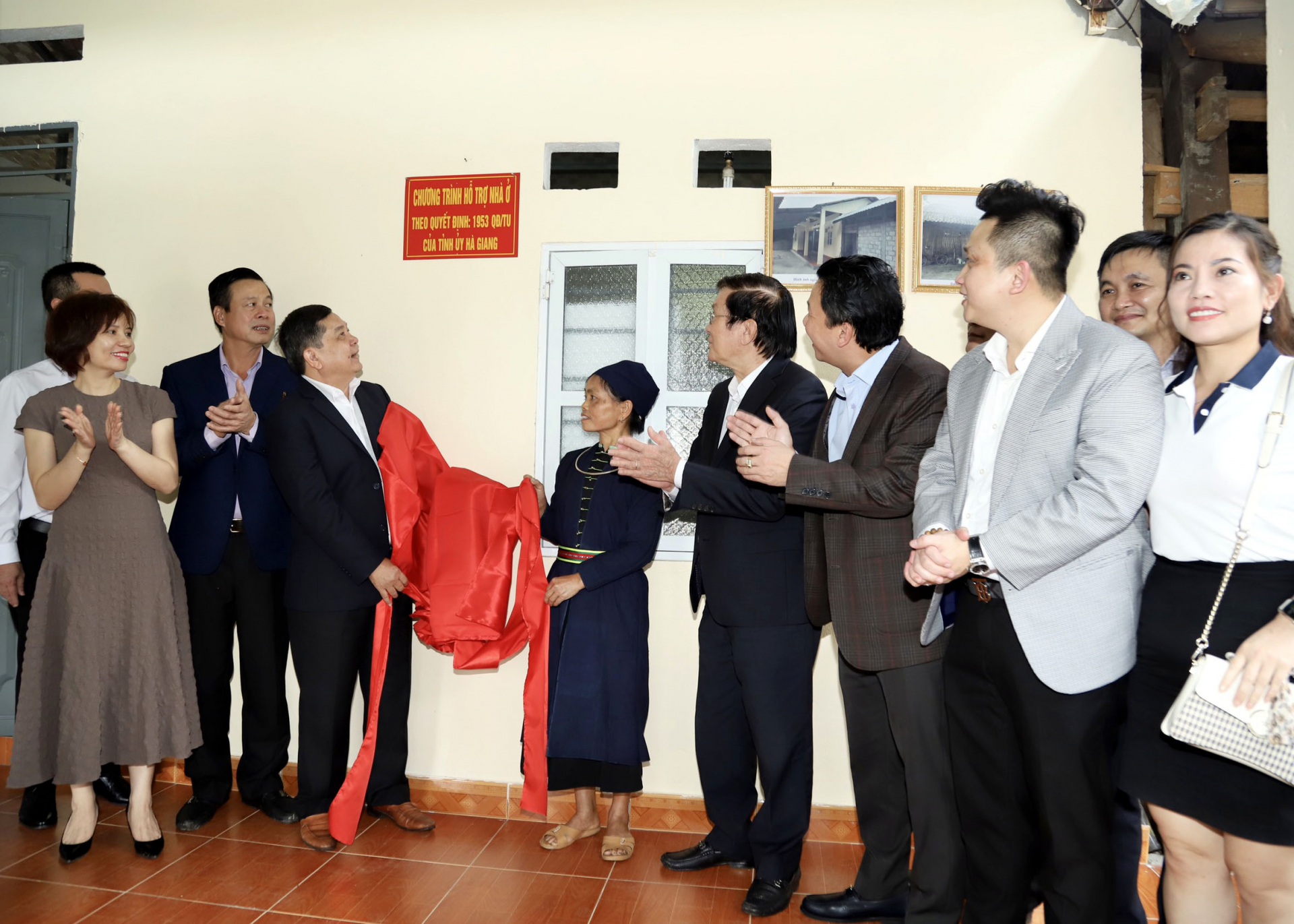 Nguyên Chủ tịch nước Trương Tấn Sang dự lễ khánh thành, bàn giao nhà và tặng quà gia đình bà Nguyễn Thị Huế, xã Phương Tiến