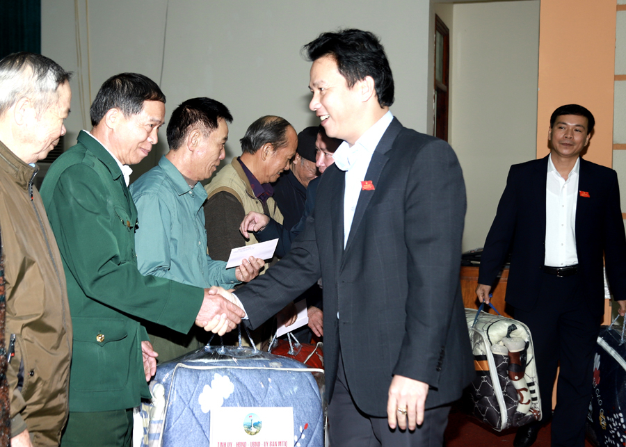 Bí thư Tỉnh ủy Đặng Quốc Khánh tặng quà các gia đình chính sách
