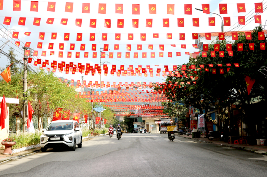 Đường phố rực rỡ cờ hoa chào mừng Ngày thành lập huyện.