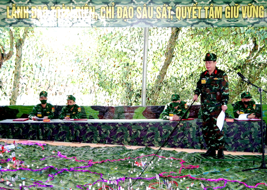 Chỉ huy trưởng Bộ Chỉ huy Quân sự tỉnh thông qua quyết tâm tác chiến trong Khu vực phòng thủ tỉnh.