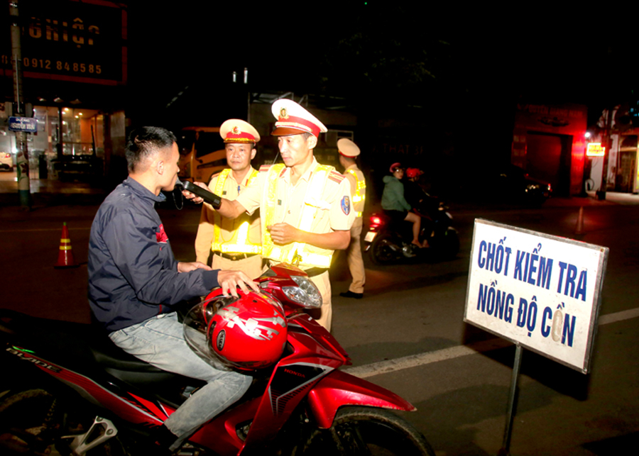 Lực lượng Cảnh sát giao thông thành phố thành lập chốt kiểm tra nồng độ cồn trên các tuyến đường.