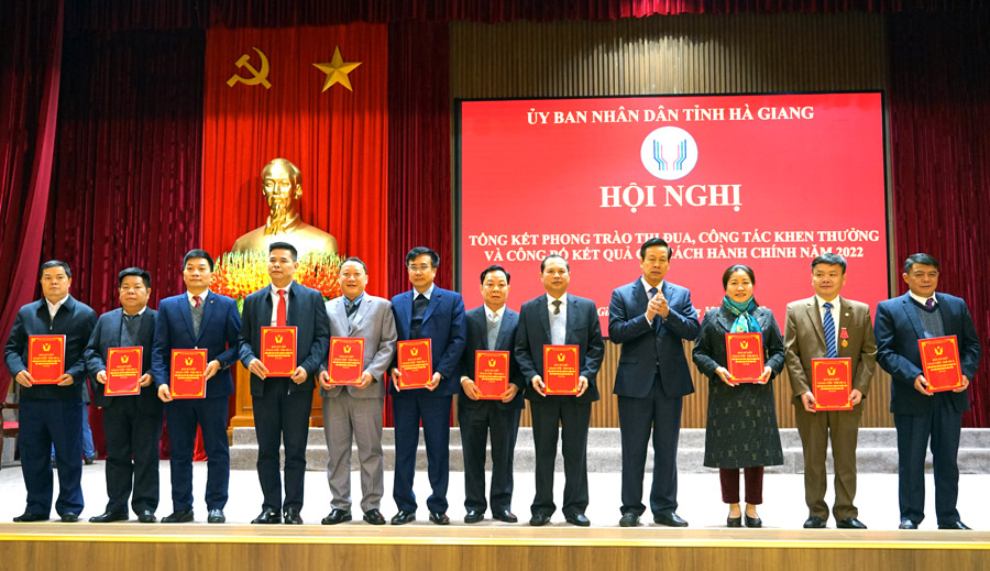 Chủ tịch UBND tỉnh Nguyễn Văn Sơn chụp ảnh lưu niệm sau khi Ký kết Giao ước thi đua năm 2023 giữa các huyện, thành phố với UBND tỉnh.