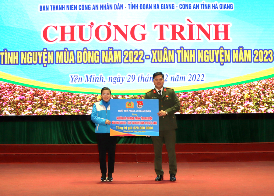 Lãnh đạo Tỉnh đoàn Hà Giang nhận quà từ lãnh đạo Tuổi trẻ Bộ Công an.