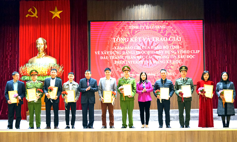 Phó Chủ tịch Thường trực HĐND tỉnh Chúng Thị Chiên và Phó Trưởng ban Tuyên giáo Tỉnh ủy Nguyễn Văn Tuệ trao giải Khuyến khích cho các tác giả đạt giải Cuộc thi xây dựng video clip đấu tranh phản bác các thông tin xấu độc trên Intenet và mạng xã hội. 