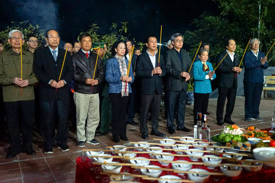 Đồng chí Trương Thị Mai cùng Đoàn công tác và các đồng chí lãnh đạo tỉnh dâng hương tưởng nhớ các AHLS trên điểm cao 468, xã Thanh Thủy, huyện Vị Xuyên.
