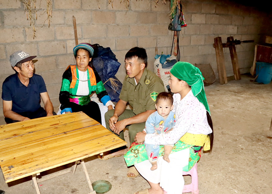 Trưởng thôn Khai Hoang Ly Xìa Sính (ngoài cùng bên trái) tuyên truyền người dân xóa bỏ hủ tục.