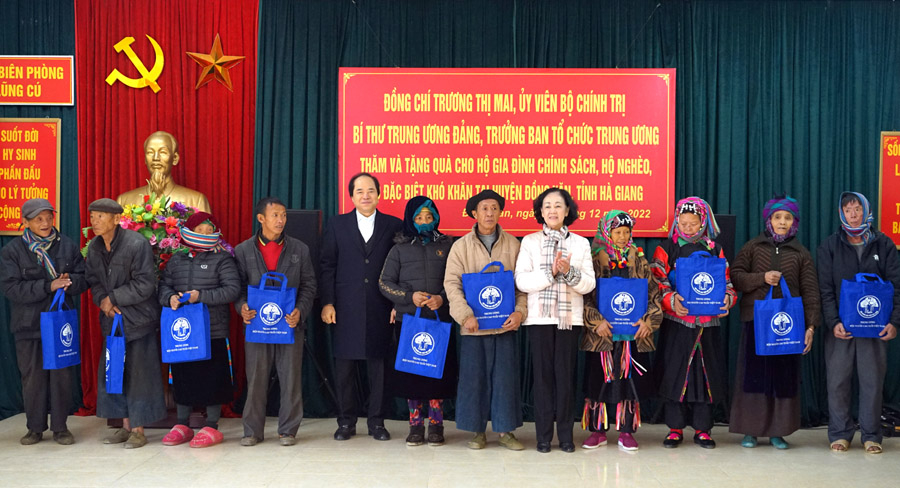 Trưởng ban Tổ chức T.Ư Trương Thị Mai và lãnh đạo T.Ư Hội Người cao tuổi Việt Nam tặng quà cho người cao tuổi trên địa bàn xã Lũng Cú.
