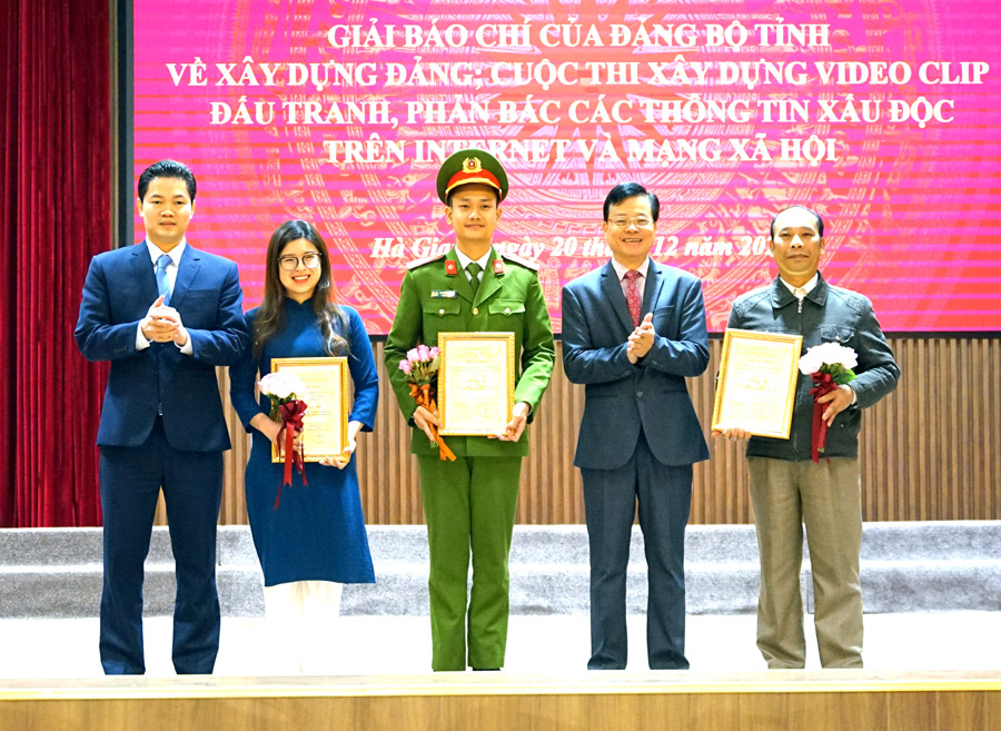 Trưởng ban Tuyên giáo Tỉnh ủy Vũ Mạnh Hà và Chủ nhiệm UBKT Tỉnh ủy Trần Quang Minh trao giải Nhì cho các tác giả đạt giải Cuộc thi xây dựng video clip đấu tranh phản bác các thông tin xấu độc trên Intenet và mạng xã hội. 