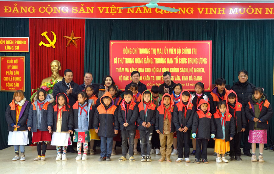 Trưởng ban Tổ chức T.Ư Trương Thị Mai cùng đoàn công tác tặng 1.000 chiếc áo ấm cho học sinh trên địa bàn huyện Đồng Văn.
