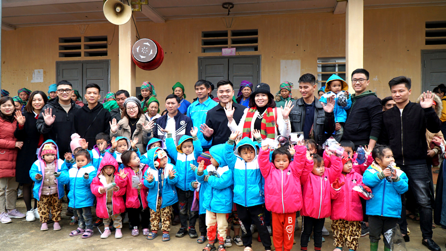 Chi đoàn Trung tâm Thông tin Xúc tiến Du lịch và Công ty Cổ phần NISKO Việt Nam trao áo ấm cho các cháu học sinh.