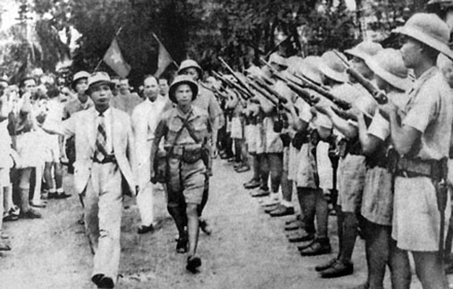 Tư lệnh giải phóng quân Võ Nguyên Giáp duyệt binh lần đầu tiên tại Hà Nội
sau khi giành được chính quyền ngày 26-8-1945
