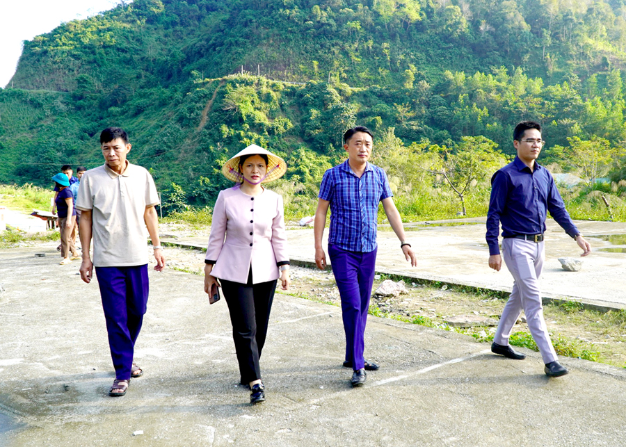 Bí thư Huyện ủy Mèo Vạc Vương Ngọc Hà kiểm tra tình hình phát triển KT - XH tại xã Niêm Tòng.