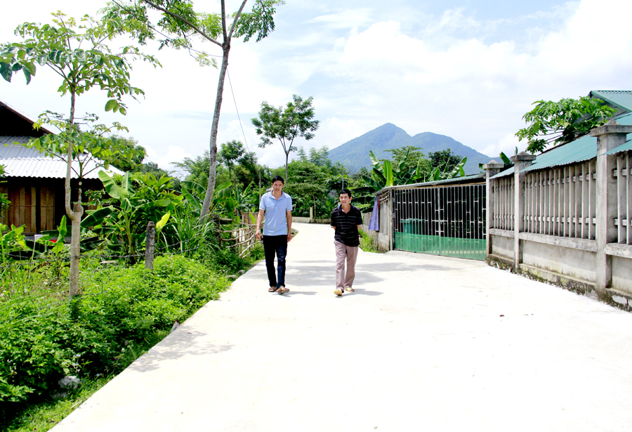 Đường giao thông nông thôn xã Tùng Bá (Vị Xuyên) được xây dựng khang trang, sạch đẹp.

