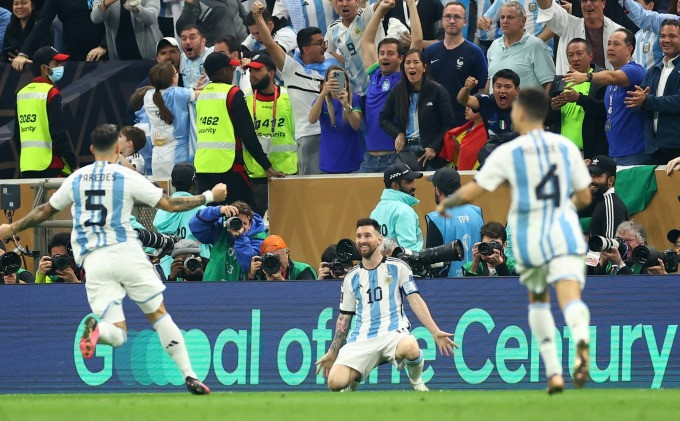 Messi (giữa) mừng bàn nâng tỷ số lên 3-2 cùng đồng đội.