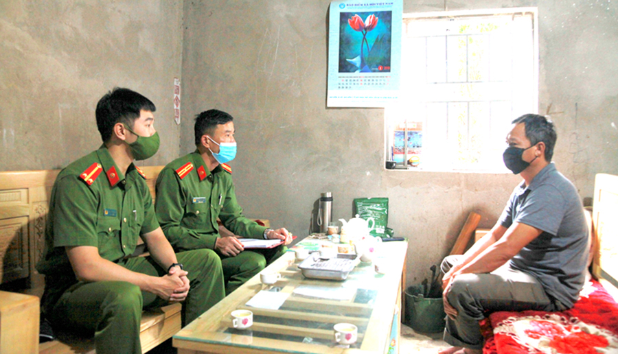 Công an thị trấn Yên Minh quan tâm giúp đỡ người chấp hành xong án phạt tù trở về địa phương.