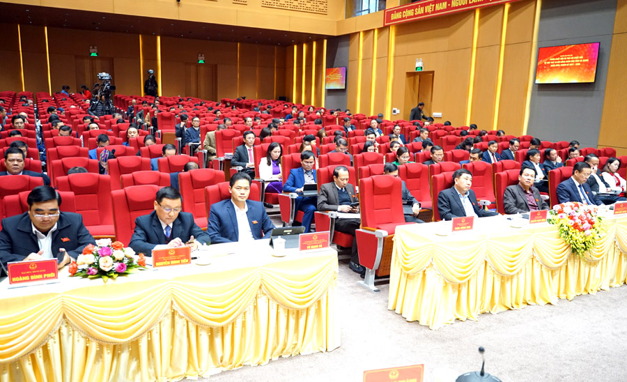 Các đại biểu HĐND tỉnh tham dự kỳ họp.
