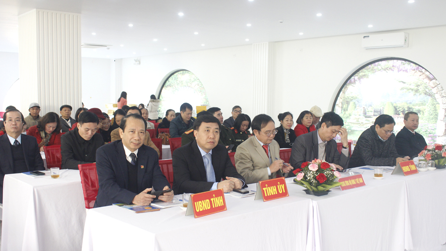 Phó Bí thư Tỉnh ủy Nguyễn Mạnh Dũng và Phó Chủ tịch UBND tỉnh Trần Đức Quý cùng các đại biểu tham dự lễ kỷ niệm.
