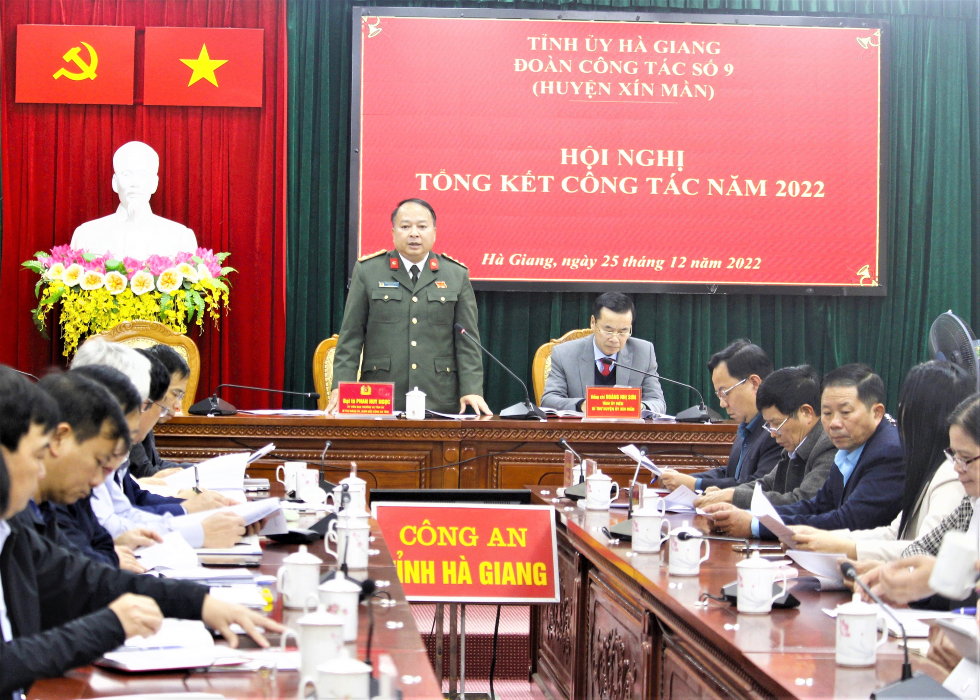 Đại tá Phan Huy Ngọc, Giám đốc Công an tỉnh, Trưởng đoàn công tác phát biểu tại hội nghị.