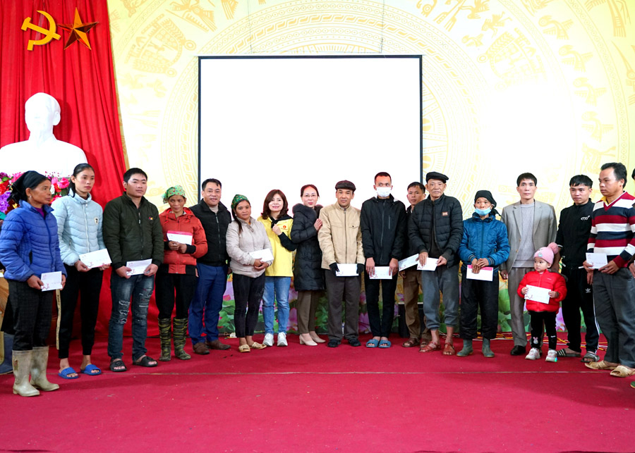 Đoàn ĐBQH tỉnh và Quỹ Thiện tâm, Tập đoàn Vingroup tặng quà hộ nghèo trên địa bàn xã Linh Hồ
