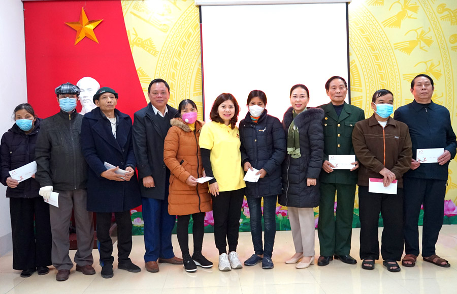 Đoàn ĐBQH tỉnh và Quỹ Thiện tâm của Tập đoàn Vingroup tặng quà hộ nghèo trên địa bàn phường Trần Phú.