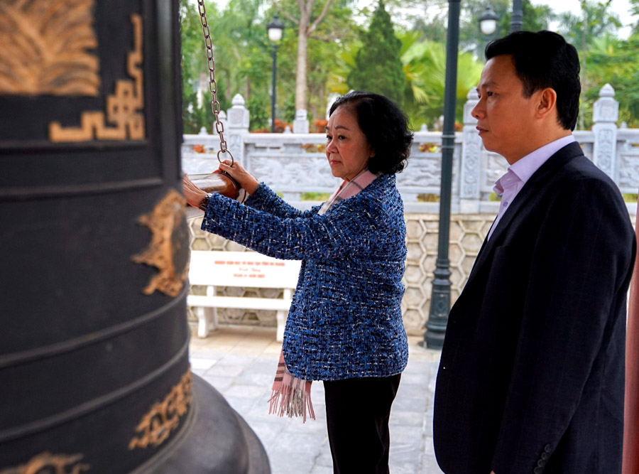 Đồng chí Trương Thị Mai thỉnh chuông trong khuôn viên Nghĩa trang Liệt sỹ Quốc gia Vị Xuyên.
