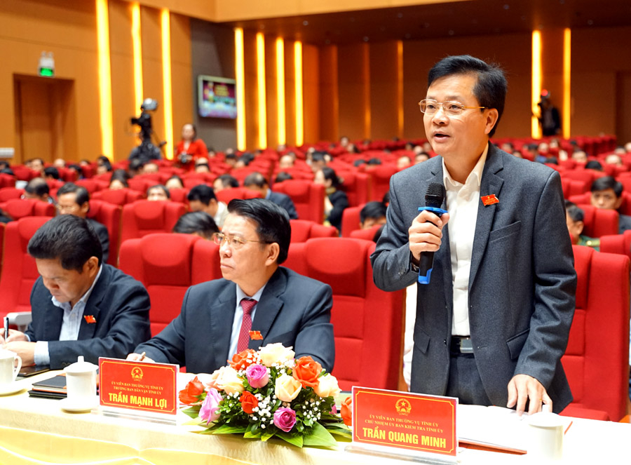 Chủ nhiệm UBKT Tỉnh ủy Trần Quang Minh, đại biểu HĐND huyện Bắc Quang thảo luận về vấn đề cần quan tâm tới công tác chỉ đạo phải toàn diện hơn, nhất là trong công tác quản lý, điều hành.