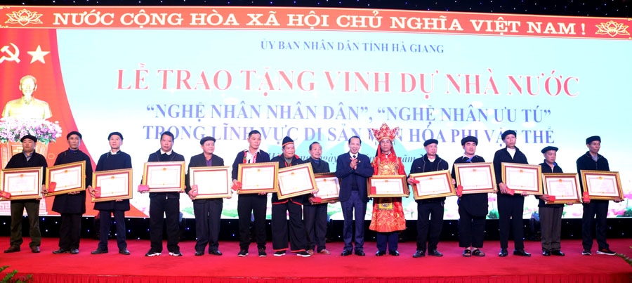 Thừa ủy quyền của Chủ tịch nước, Đồng chí Trần Đức Qúy, Tỉnh ủy viên, Phó Chủ tịch UBND tỉnh trao tặng Danh hiệu “Nghệ nhân Nhân dân” và “Nghệ nhân Ưu tú” cho các nghệ nhân.