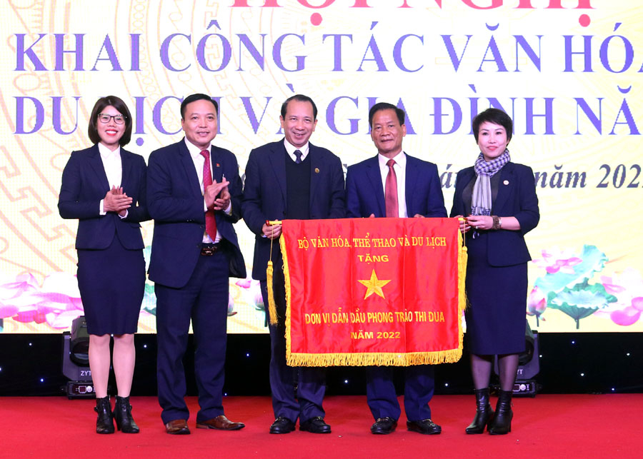 Phó Chủ tịch UBND tỉnh Trần Đức Qúy trao Cờ thi đua của Bộ VH, TT&DL cho Sở VH, TT&DL.