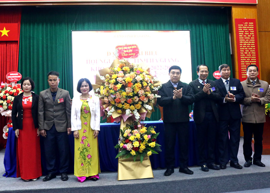 Phó Bí thư Tỉnh ủy Nguyễn Mạnh Dũng và Phó Chủ tịch UBND tỉnh Trần Đức Qúy tặng hoa chức mừng Đại hội.
