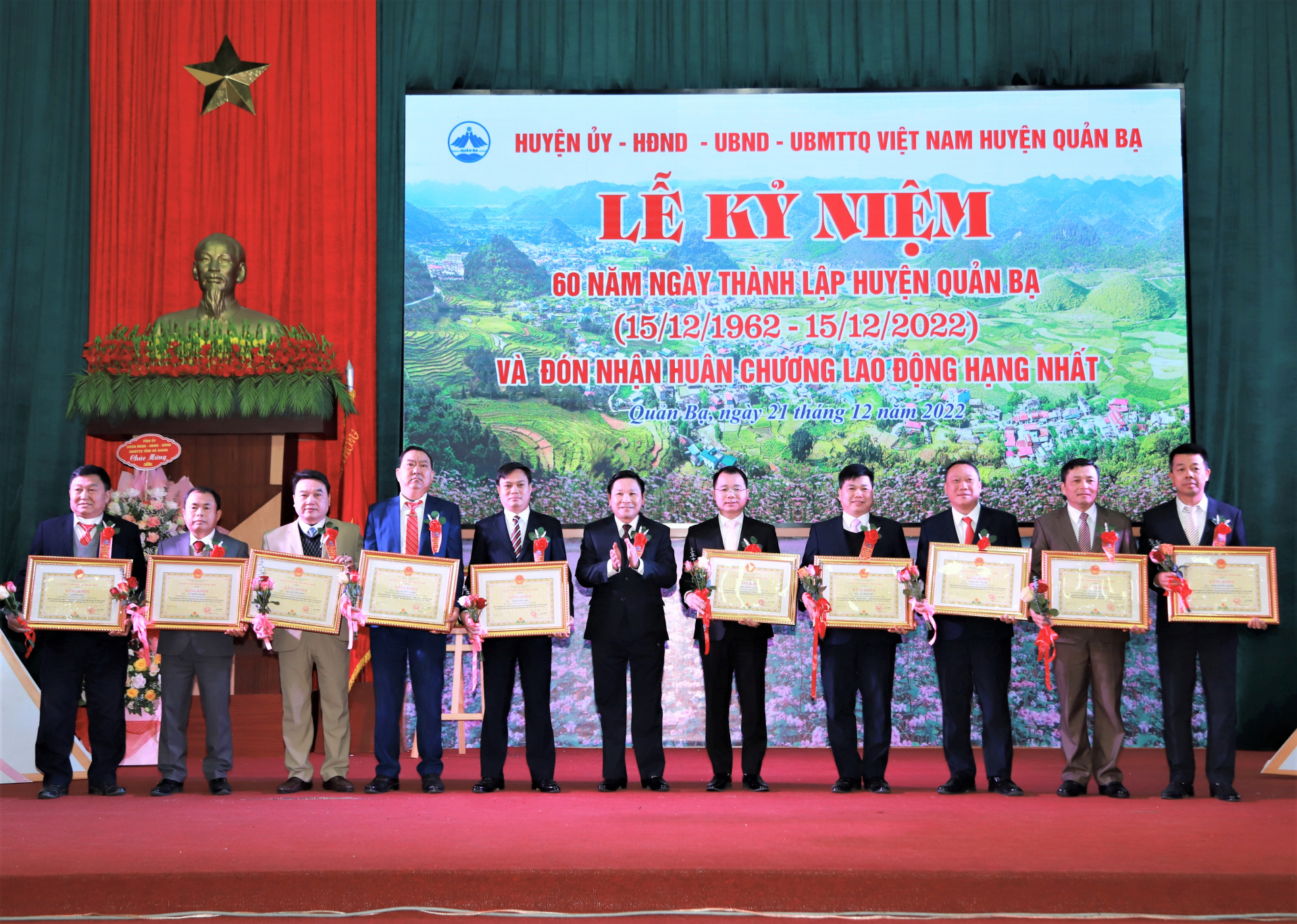 Phó Chủ tịch HĐND tỉnh Hoàng Văn Vịnh trao Bằng khen của Chủ tịch UBND tỉnh cho các cá nhân