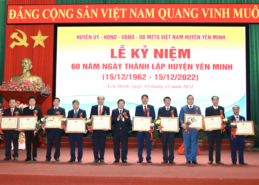 Phó Chủ tịch HĐND tỉnh Hoàng Văn Vịnh trao Bằng khen của Chủ tịch UBND tỉnh cho các cá nhân
