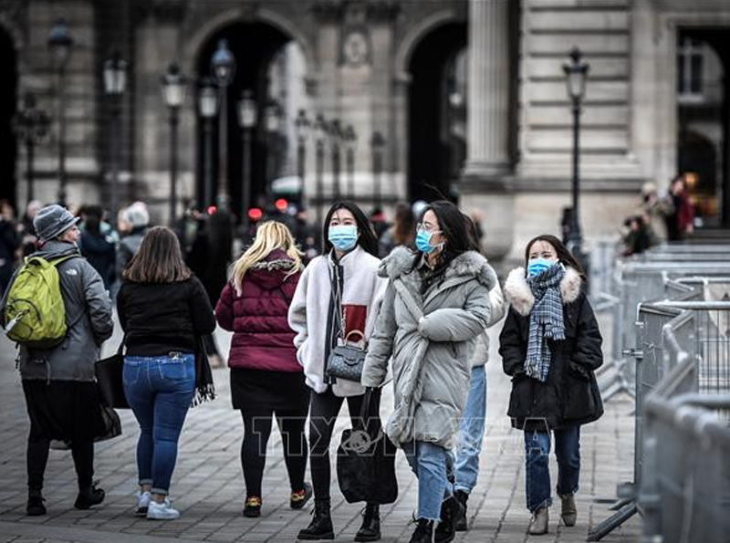 Người dân và du khách đeo khẩu trang phòng tránh lây nhiễm COVID-19 tại Paris, Pháp.