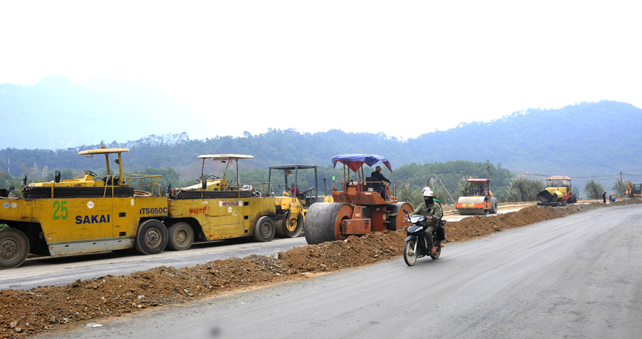 Đơn vị thi công tập trung máy móc với quyết tâm hoàn thành dự án nâng cấp, mở rộng quốc lộ 2 đoạn đầu cầu Mè theo đúng kế hoạch, tạo diện mạo mới cho thành phố Hà Giang.