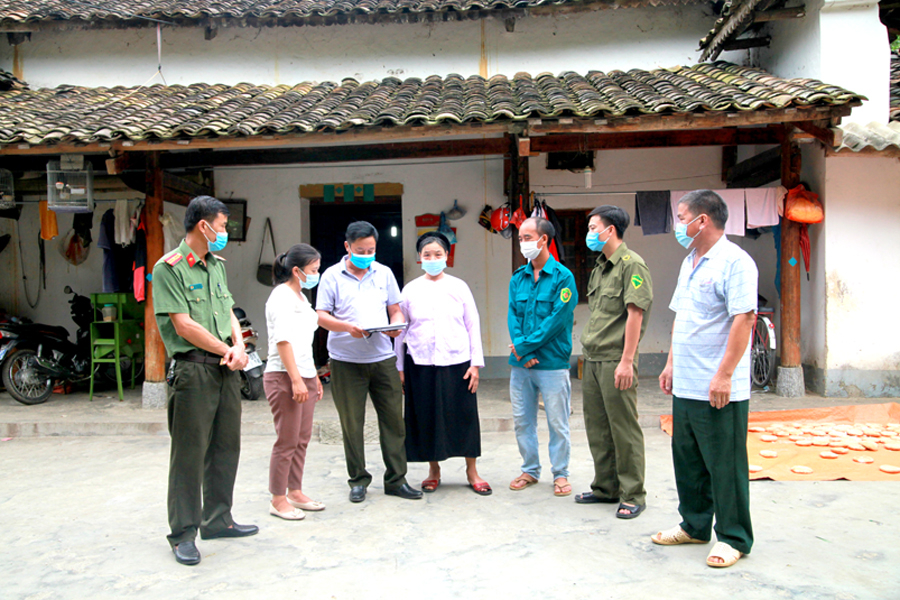Các thành viên Ban Chỉ đạo 138 thị trấn Yên Minh phối hợp nắm tình hình an ninh, trật tự tại cơ sở.